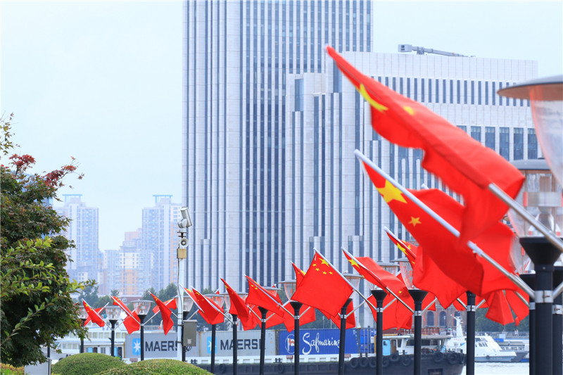 攝圖網_500122354_banner_插滿國旗的外灘(非企業商用).jpg
